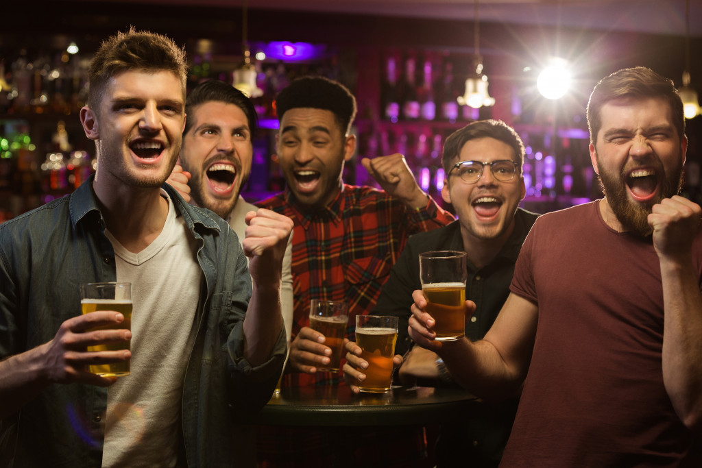 men watching sports on a sports bar